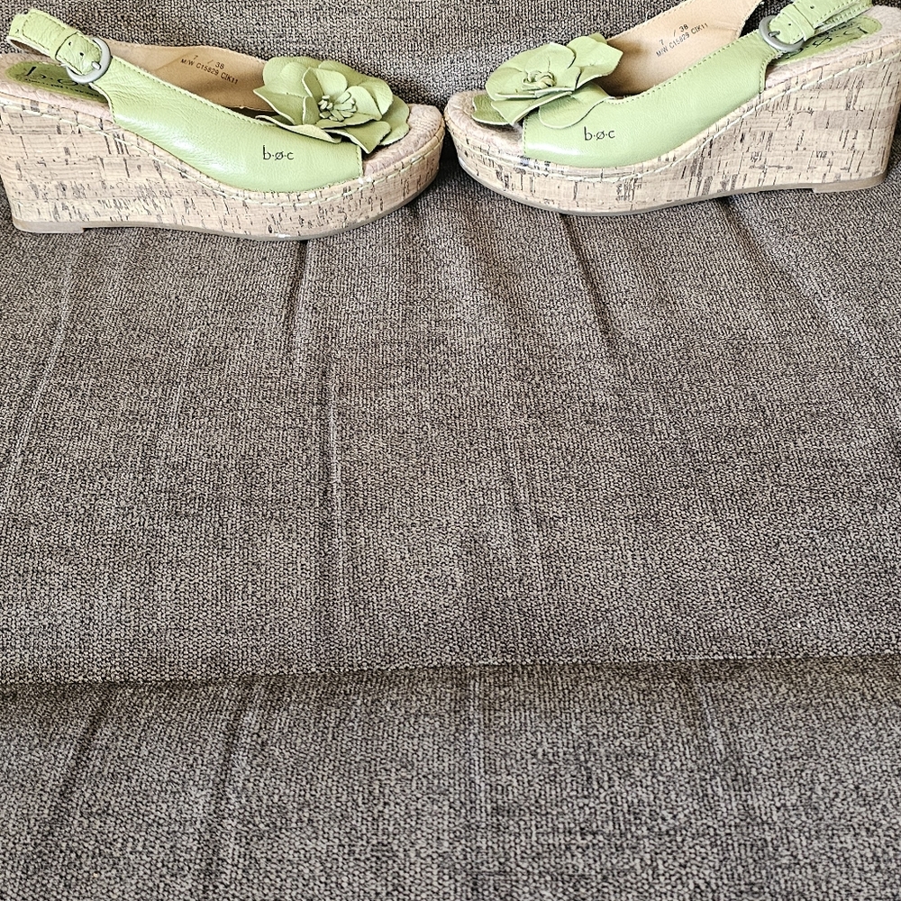 Green Women's Sandals with Floral Detail And Matching Purse. - Picture 6 of 7